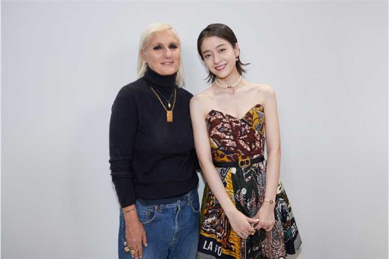 浪漫迷人少女张雪迎露肩长裙精致时尚图片