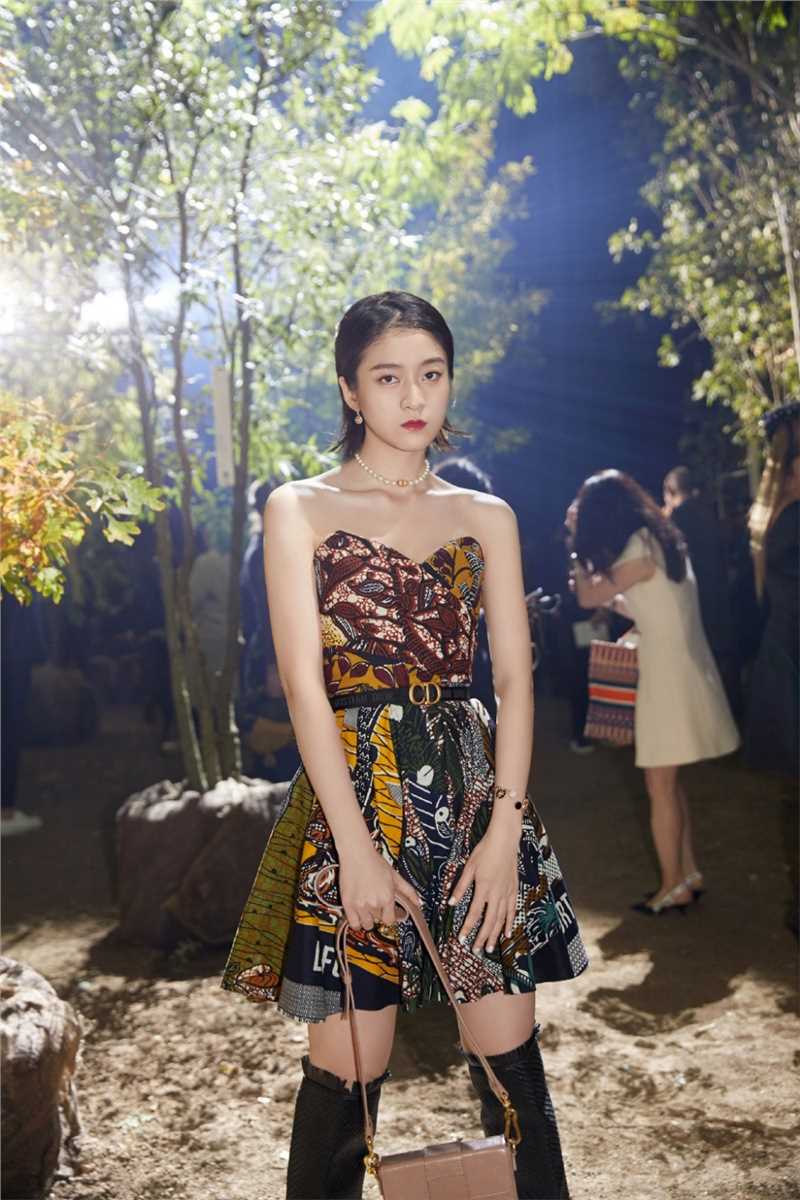 浪漫迷人少女张雪迎露肩长裙精致时尚图片