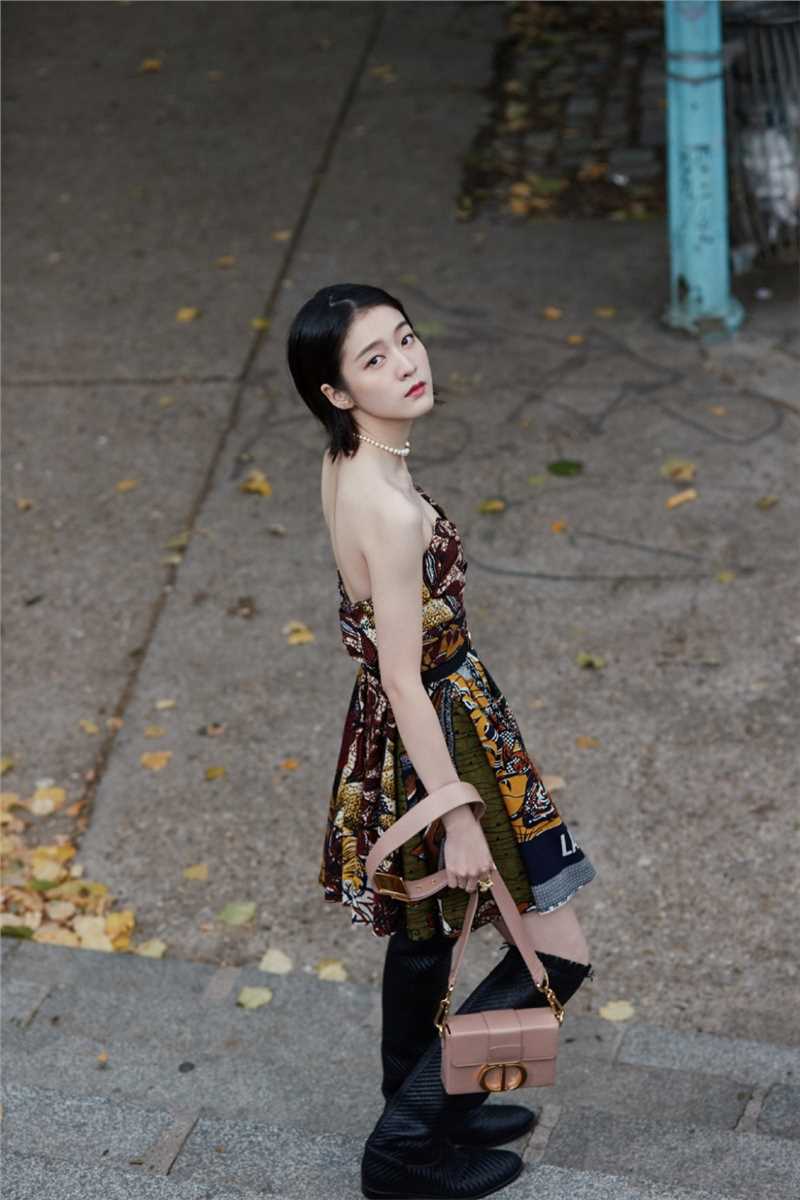 浪漫迷人少女张雪迎露肩长裙精致时尚图片