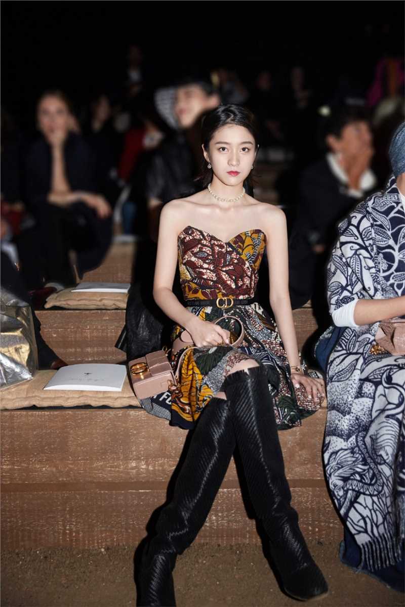 浪漫迷人少女张雪迎露肩长裙精致时尚图片