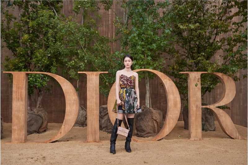 浪漫迷人少女张雪迎露肩长裙精致时尚图片