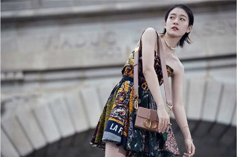 浪漫迷人少女张雪迎露肩长裙精致时尚图片