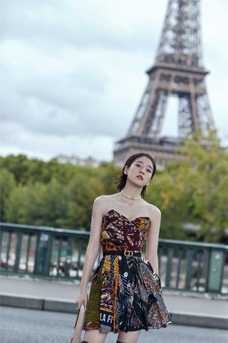 浪漫迷人少女张雪迎露肩长裙精致时尚图片