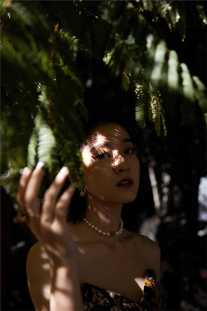 浪漫迷人少女张雪迎露肩长裙精致时尚图片