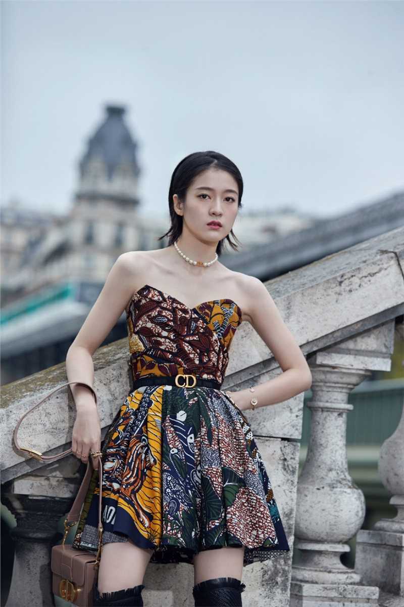 浪漫迷人少女张雪迎露肩长裙精致时尚图片