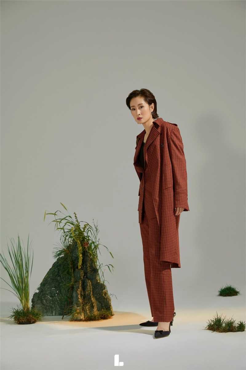 风韵犹存的女星刘敏涛利落短发时尚美女大片