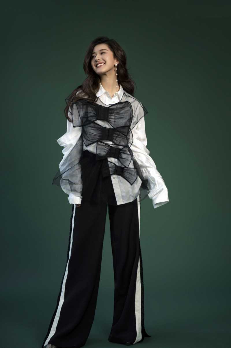 时尚背头美女赵露思冷艳迷人个人图片