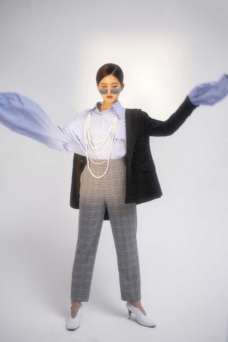 时尚背头美女赵露思冷艳迷人个人图片