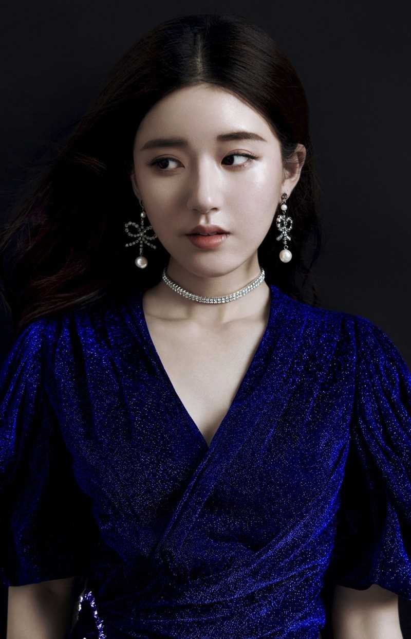 时尚背头美女赵露思冷艳迷人个人图片