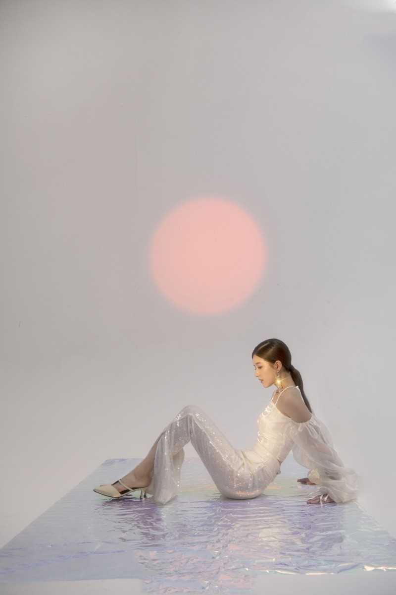 时尚背头美女赵露思冷艳迷人个人图片