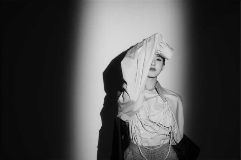 时尚背头美女赵露思冷艳迷人个人图片