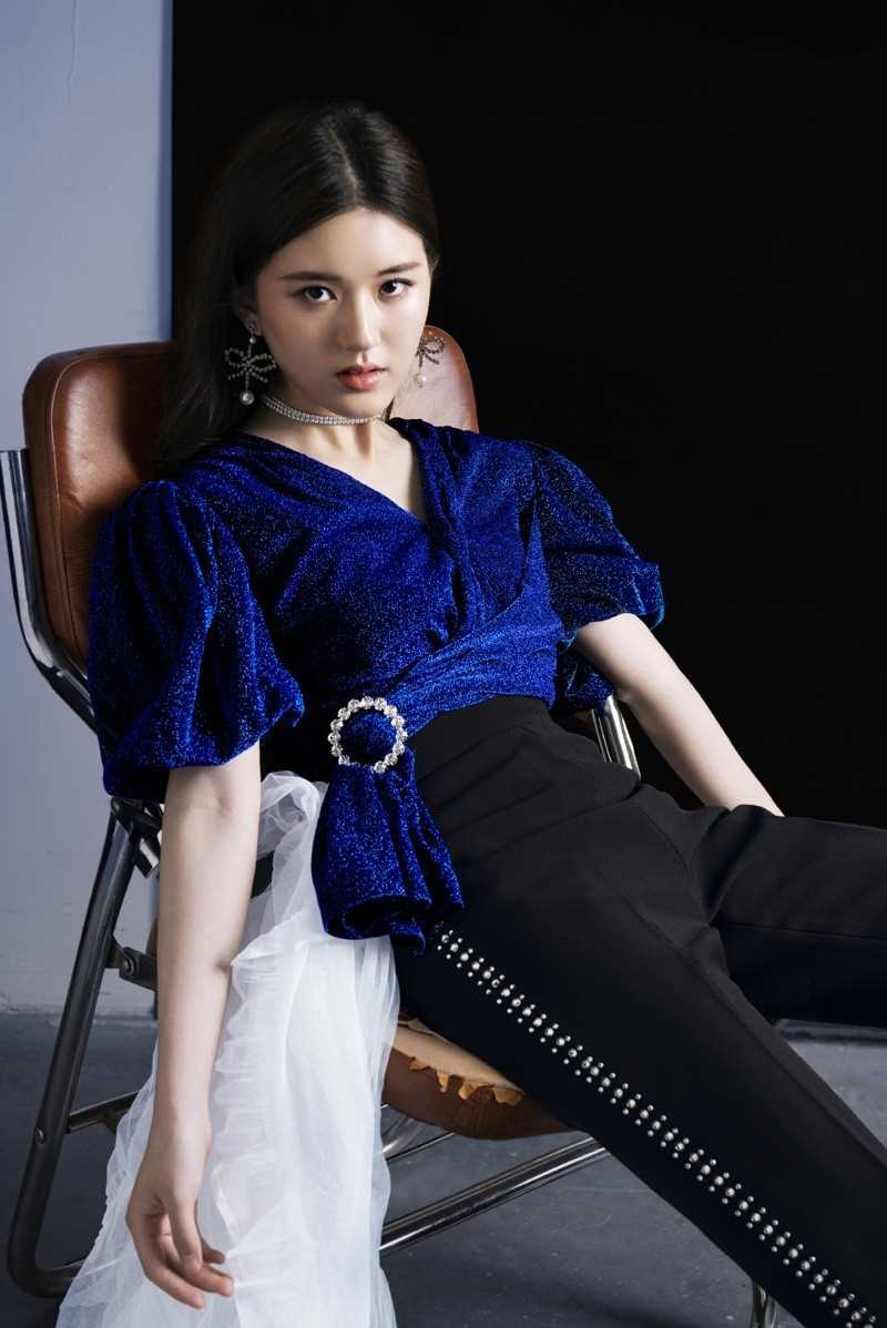 时尚背头美女赵露思冷艳迷人个人图片