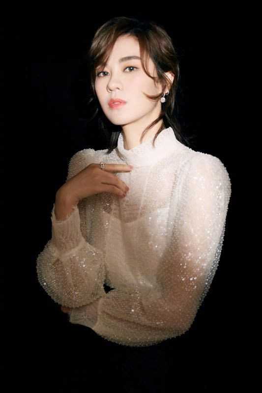 高清时尚美女郁可唯精致香艳露肩礼裙明星活动照图片图集