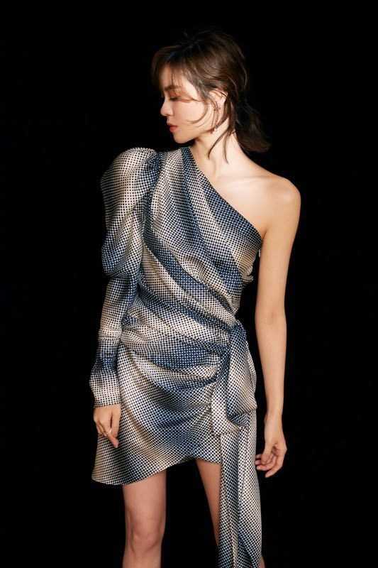 高清时尚美女郁可唯精致香艳露肩礼裙明星活动照图片图集