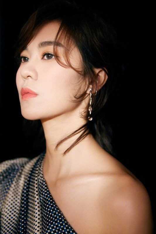 高清时尚美女郁可唯精致香艳露肩礼裙明星活动照图片图集