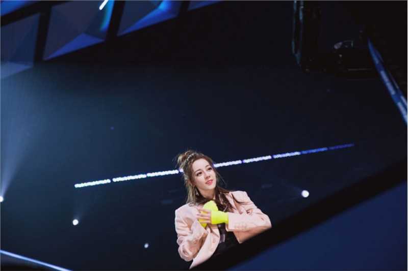 时尚美女迪丽热巴帅气御姐舞台闪亮明星图片