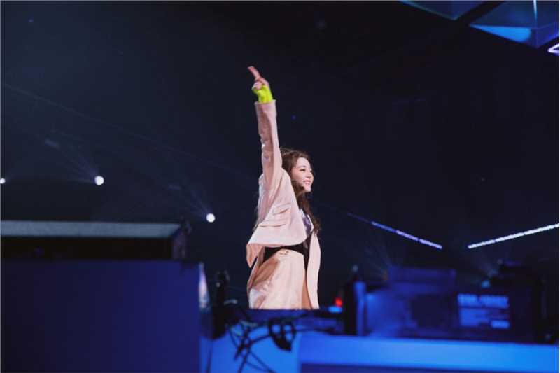 时尚美女迪丽热巴帅气御姐舞台闪亮明星图片