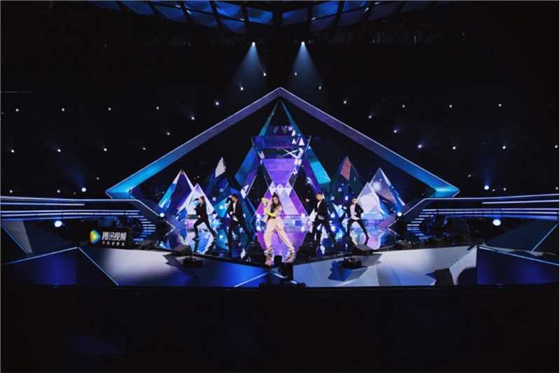 时尚美女迪丽热巴帅气御姐舞台闪亮明星图片