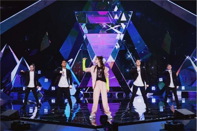 时尚美女迪丽热巴帅气御姐舞台闪亮明星图片