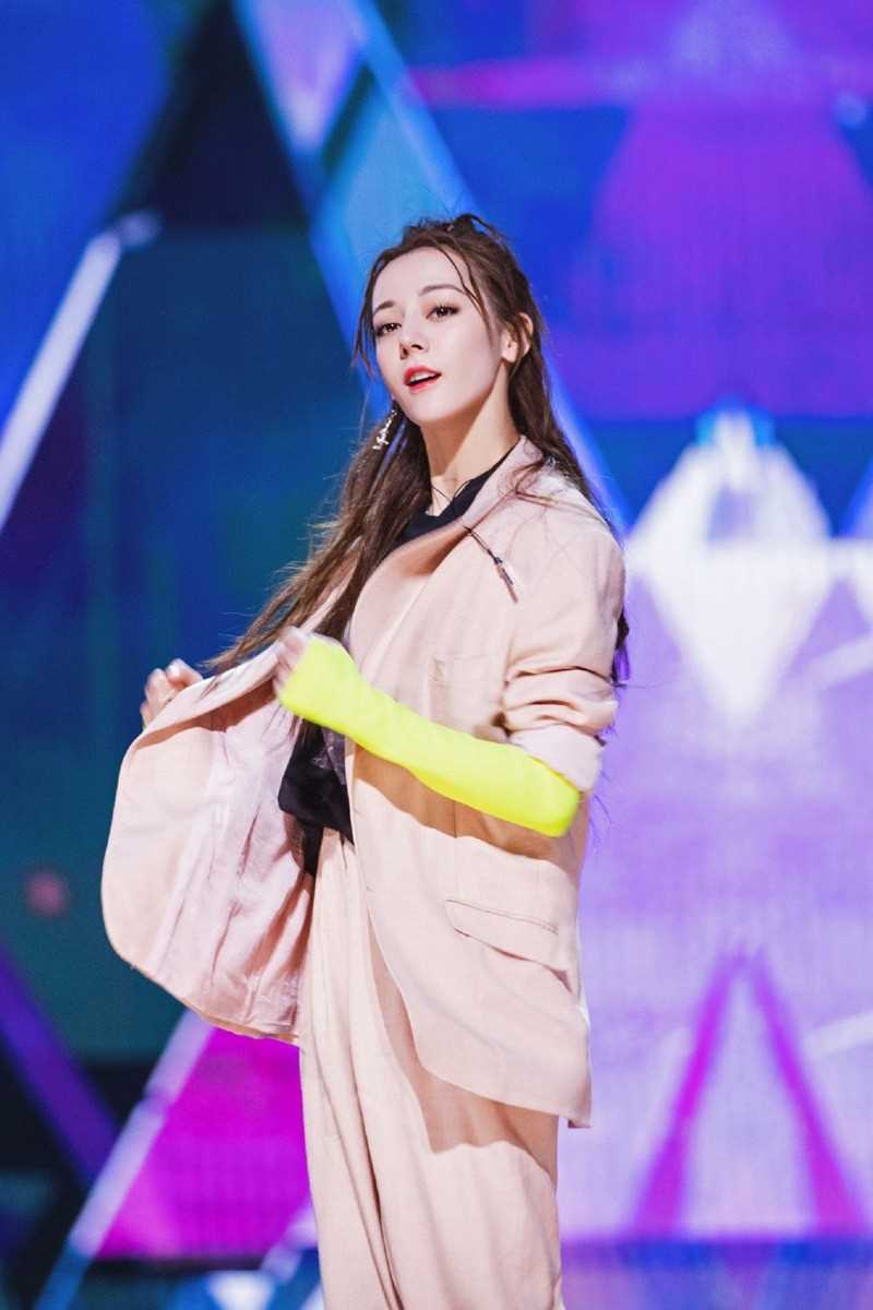 时尚美女迪丽热巴帅气御姐舞台闪亮明星图片