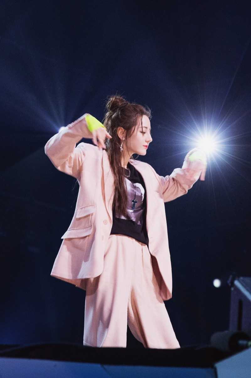 时尚美女迪丽热巴帅气御姐舞台闪亮明星图片