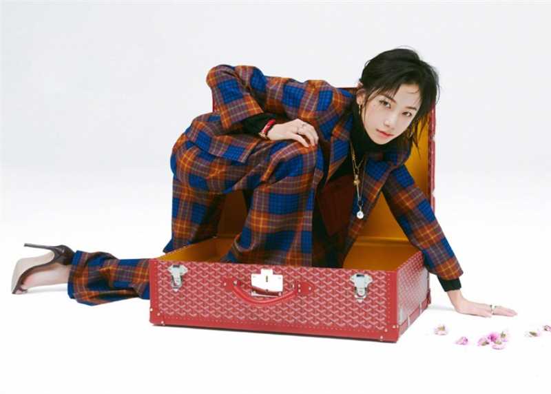 帅气时尚女王姜梓西服迷人明星美女图片