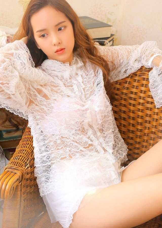 最新时尚嫩模美女镂空蕾丝衫雪白大长腿内衣性感图片图集
