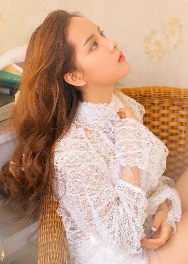 最新时尚嫩模美女镂空蕾丝衫雪白大长腿内衣性感图片图集