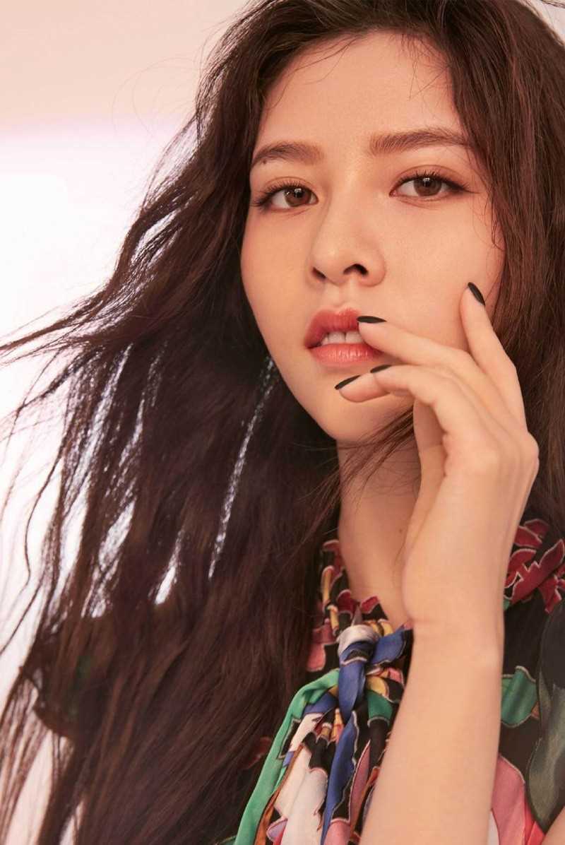 高清宋妍霏时尚碎花裙性感迷人长发美女妖娆图集