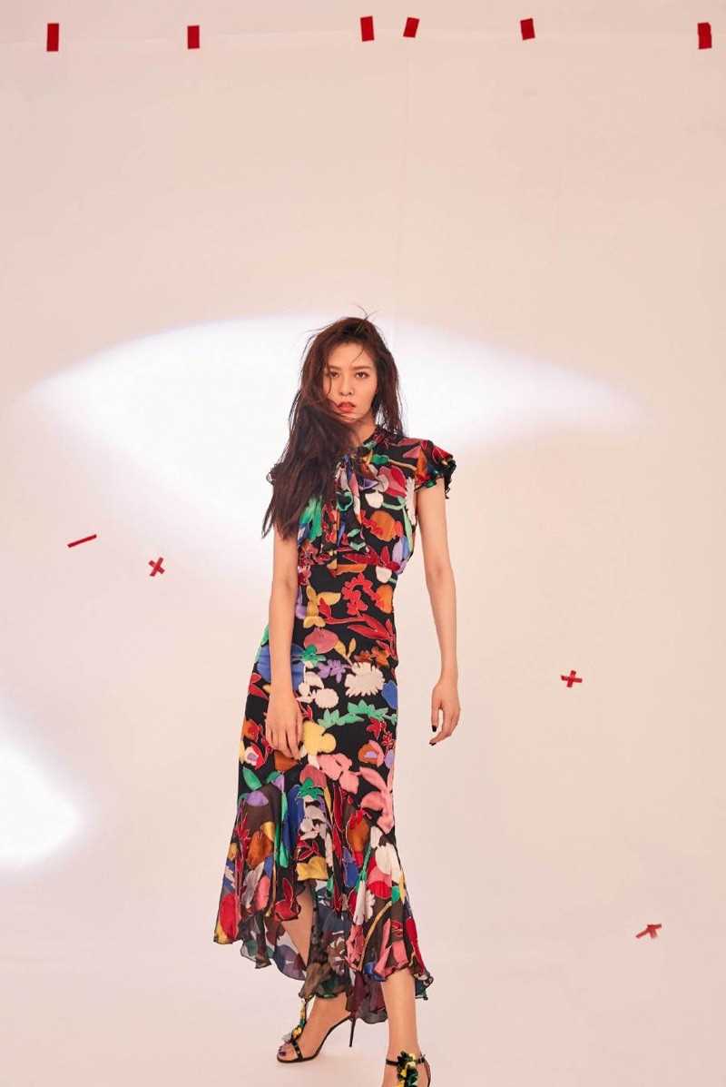 高清宋妍霏时尚碎花裙性感迷人长发美女妖娆图集