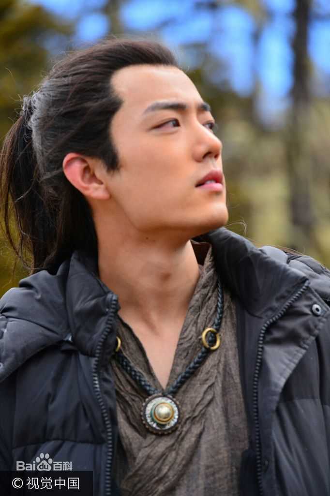 精选肖战在《狼殿下》疾冲中的图册