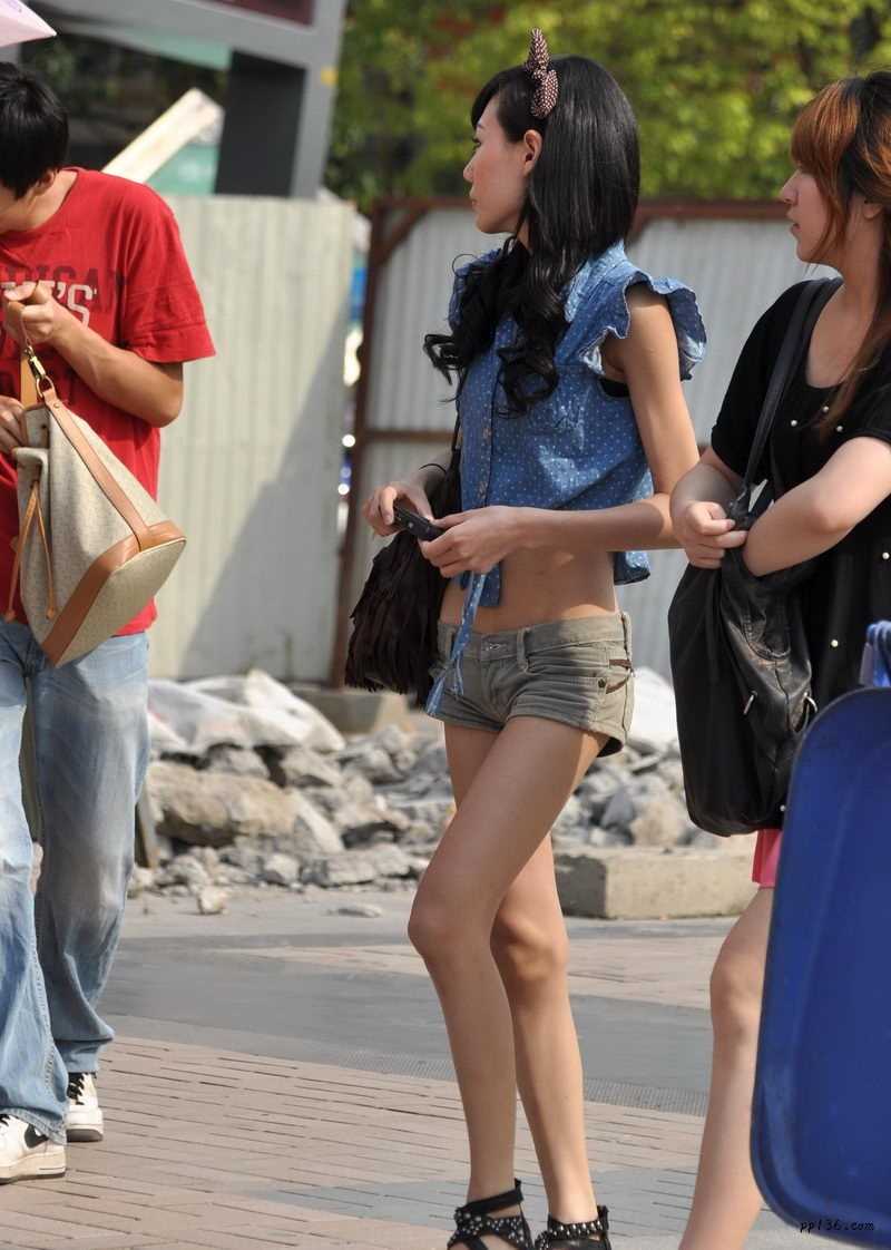 最新街拍夏日时尚美女秀高挑身材图壁纸