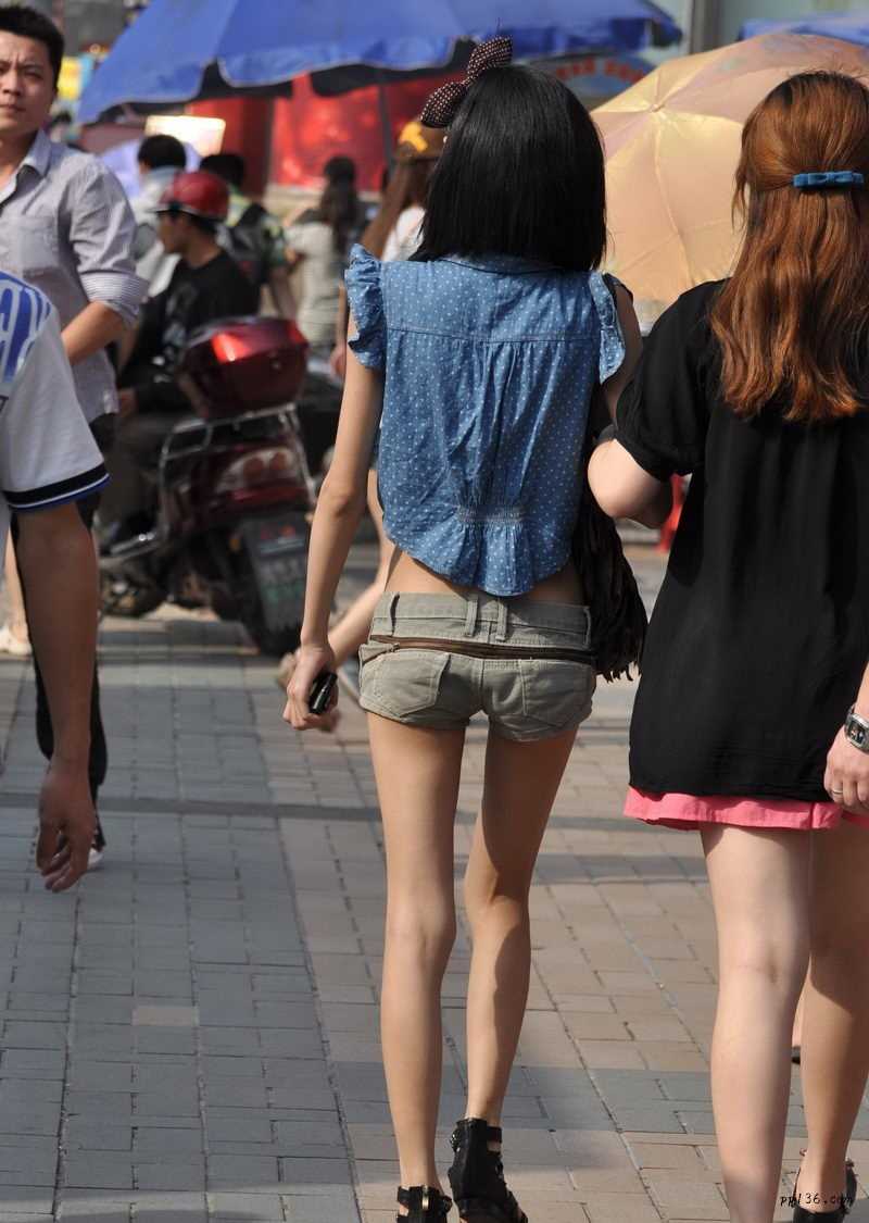 最新街拍夏日时尚美女秀高挑身材图壁纸