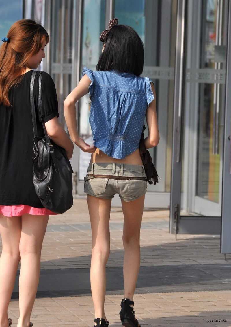 最新街拍夏日时尚美女秀高挑身材图壁纸