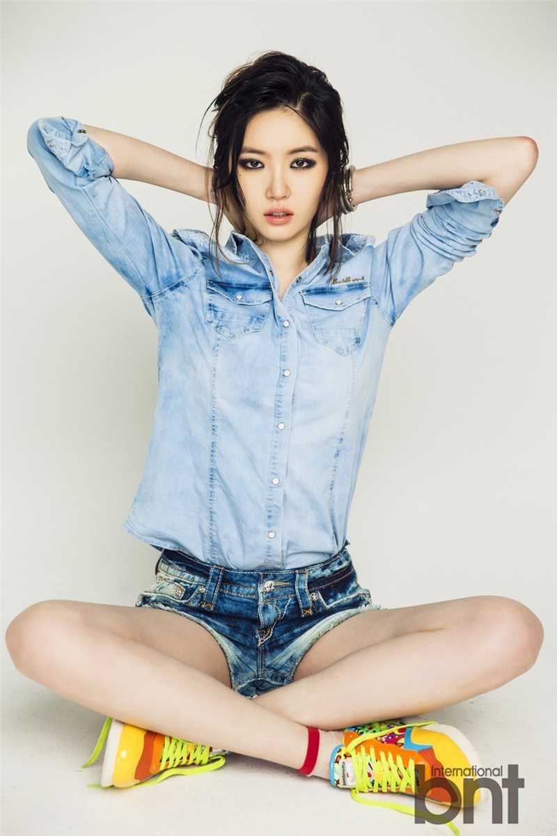 精选韩国美女金思伦时尚写真绽放魅力无限图册
