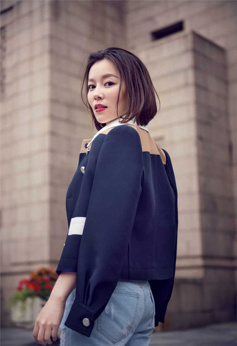 最新短发美女明星王紫伊时尚街拍照壁纸