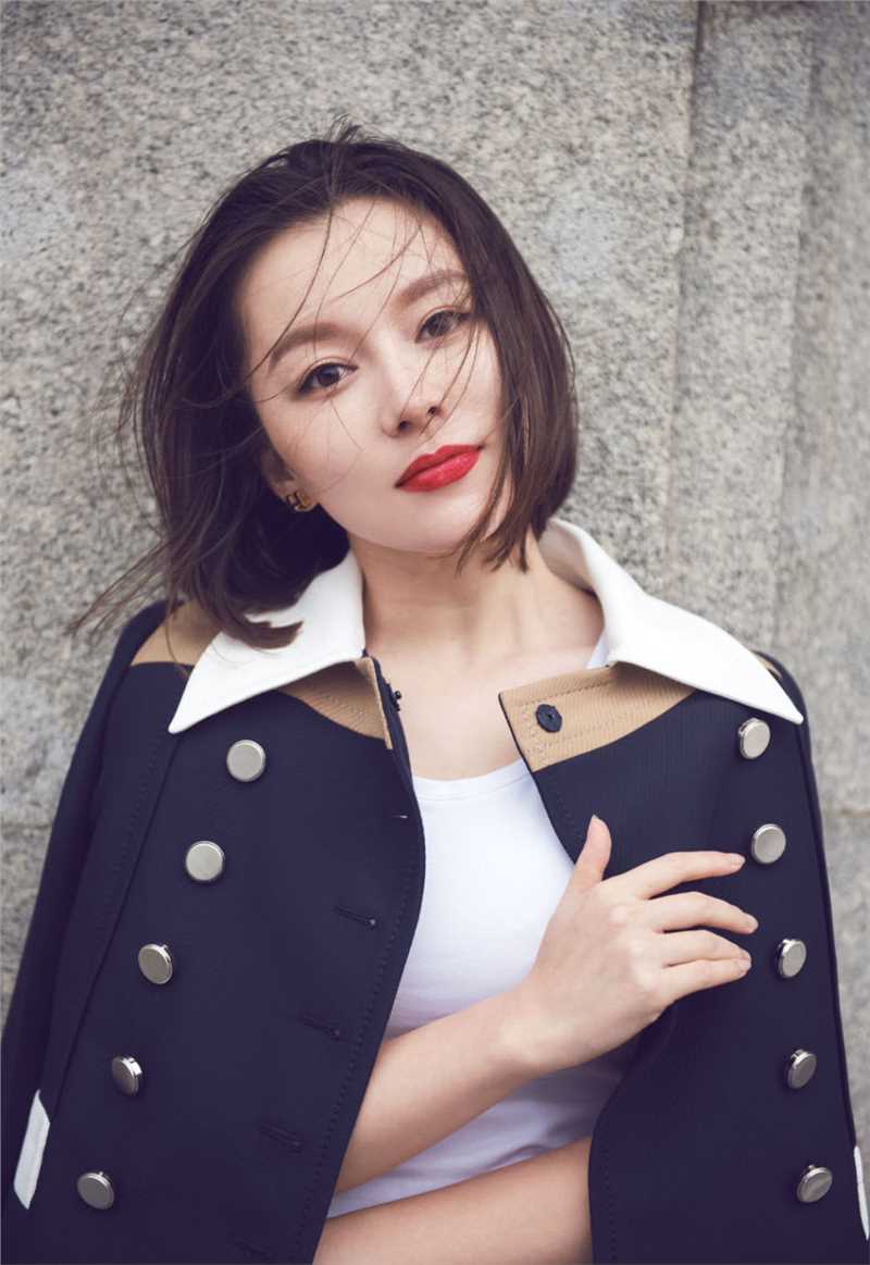 最新短发美女明星王紫伊时尚街拍照壁纸