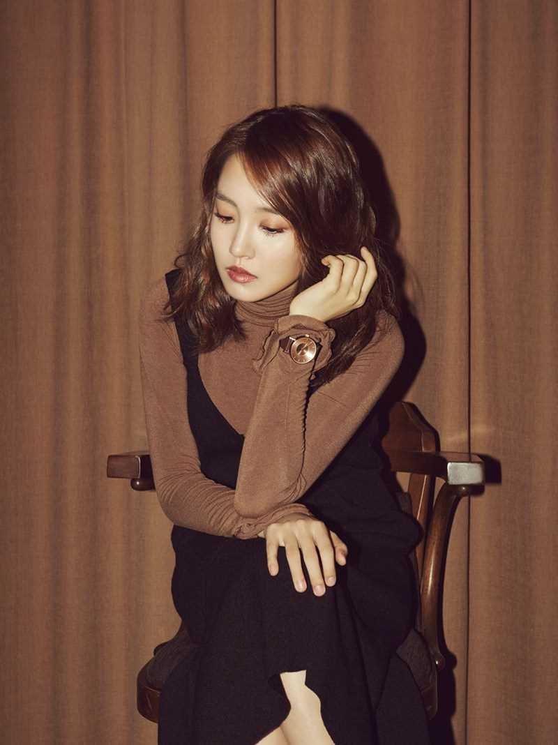 精选日韩美女明星Younha时尚大片图册