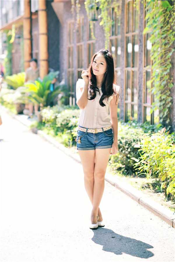 最新阳光美女时尚街拍气质迷人壁纸
