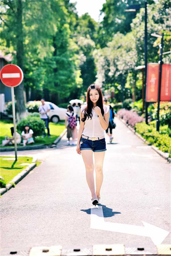 最新阳光美女时尚街拍气质迷人壁纸