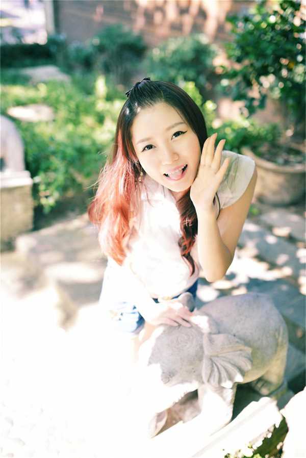 最新阳光美女时尚街拍气质迷人壁纸