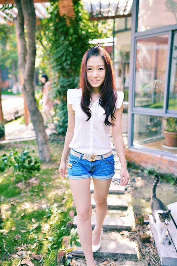 最新阳光美女时尚街拍气质迷人壁纸