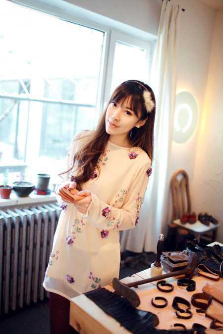 最新时尚女生初春潮装迷人写照壁纸