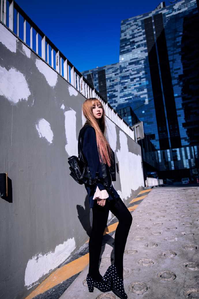 高清长发飘飘重庆美女时尚街拍照图集