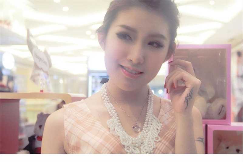 高清时尚美女商场短裙迷人街拍图集