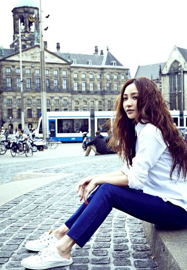 最新姚笛时尚街拍大片展迷人笑容壁纸