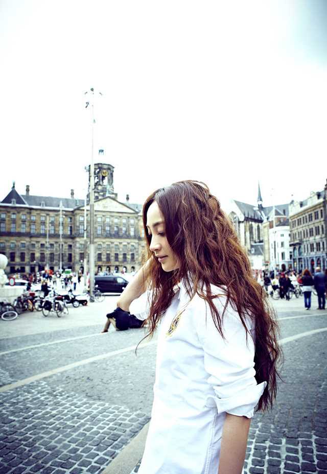 最新姚笛时尚街拍大片展迷人笑容壁纸