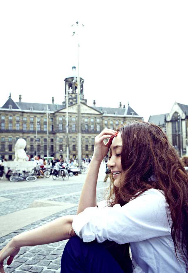 最新姚笛时尚街拍大片展迷人笑容壁纸