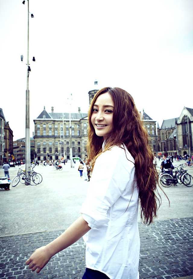 最新姚笛时尚街拍大片展迷人笑容壁纸