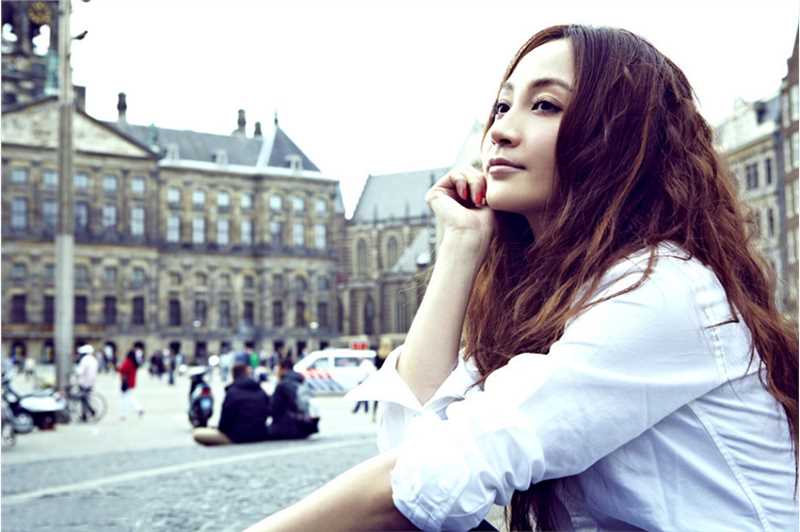 最新姚笛时尚街拍大片展迷人笑容壁纸
